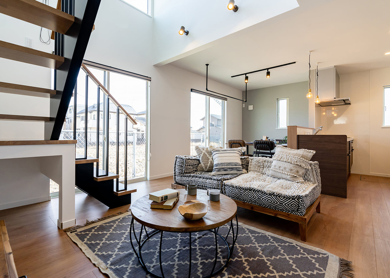 オレンジハウス【1000万円台、北欧テイスト、インテリア】北欧テイストでコーディネートしたLDK。リビングとダイニングキッチンの天井高を変え、窓を大きくとったことで床面積23坪とは思えないほど広く感じられる