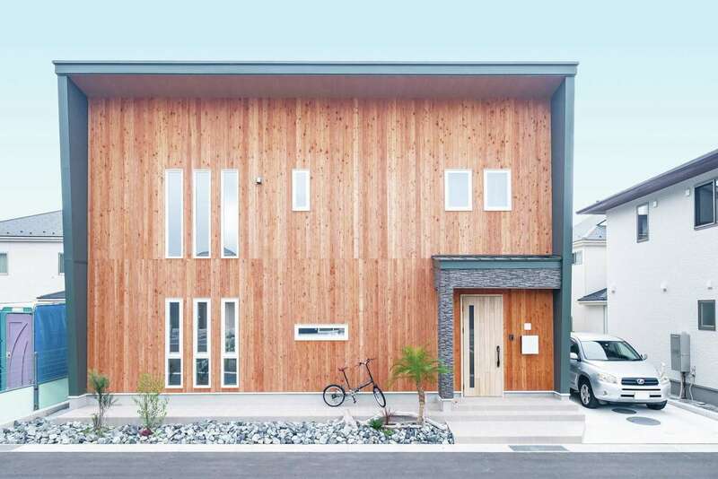 ぽっくハウス【1000万円台、ウッドモダン、インテリア】モデルハウスで気に入ったウッドサイディングを全面に使用。モスグリーンのガルバを組み合わせた。木材の経年変化を考慮し、玄関ドアはややトーンを抑えたものを選んでいる