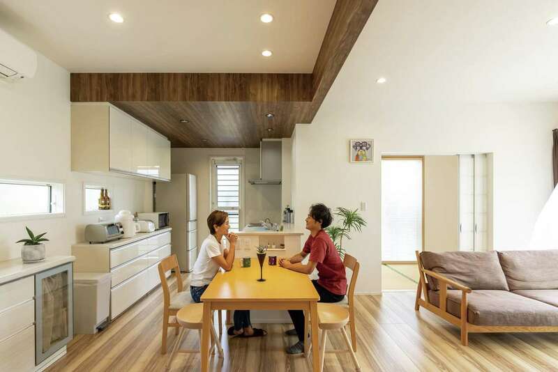 静鉄ホームズ【1000万円台、高性能、間取り】家族の動線を熟慮したLDKは白を基調とした空間。キッチンの下げ天井と梁に施した木目調のクロスがアクセントに
