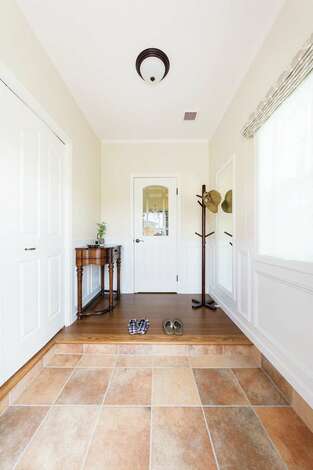 イタリアのタイルを貼った玄関ホール 熟練大工によるケーシングとモールディングの収まりも美しい イエタテ