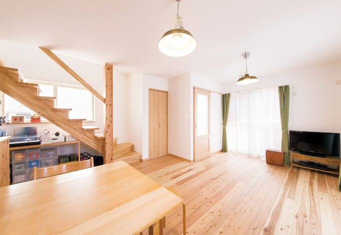 収納場所以外に物を置かない主義だというkさん リビングは無駄なものがなく広々としている イエタテ