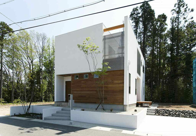 真っ白な外壁に木のアクセントが映える外観は シンプルな中にこだわりが感じられる イエタテ