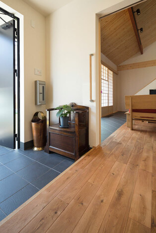 和の香り漂う優しい玄関ホール すぐ横にリビングを併設した事で 狭さ 暗さとは無縁な空間が広がる イエタテ