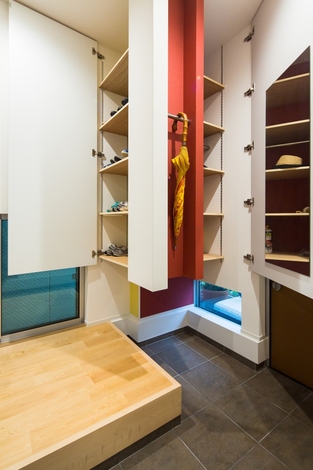 玄関横のシュークローゼットと傘などの収納スペースは壁紙で遊び心を演出し 鏡も設置して狭い空間を有効に活用 イエタテ