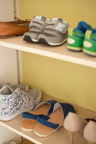 シューズクローゼットの中は明るい黄色の壁紙でお出かけの靴選びもたのしくなる イエタテ