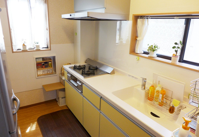 明るくカワイイ色のキッチン天板 シンクも人工大理石でお掃除も簡単で ２階のご両親が仕様している イエタテ