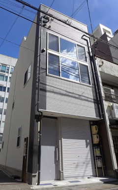 白 濃グレーの外壁 いぶし瓦 木の柱や窓の格子が調和した外観 古民家調のデザインが落ち着いた風情を感じさせる イエタテ