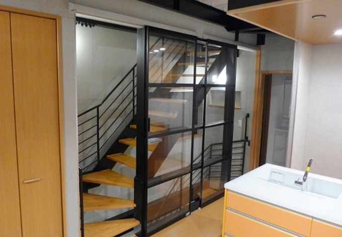 30坪の土地にビルトインガレージ駐車場4台 重量鉄骨3階建て住宅 建築システム 狭小住宅専門店 の新築施工例 イエタテ