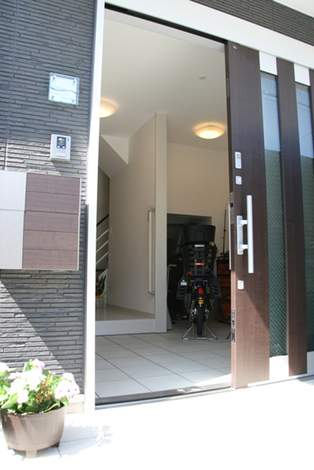 玄関内の土間は広いので自転車３台とベビーカーまでと大収納 イエタテ