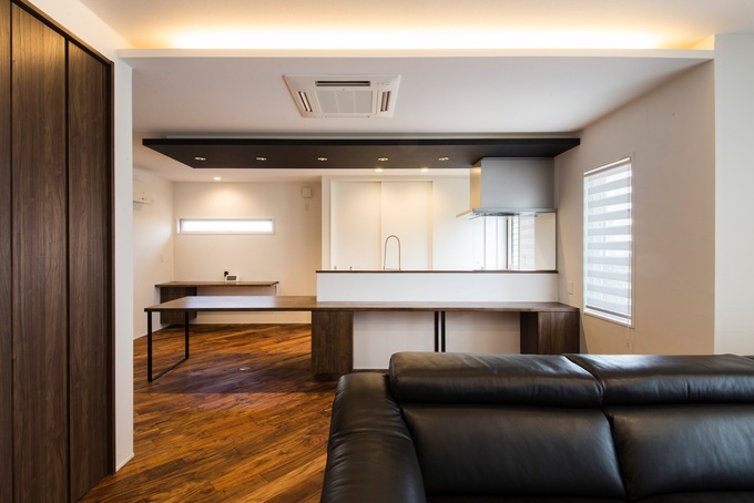 カウンターと一体型のペニンシュラ型キッチン 背面には収納もたっぷり確保し 使い勝手とスタイリッシュさを両立 イエタテ