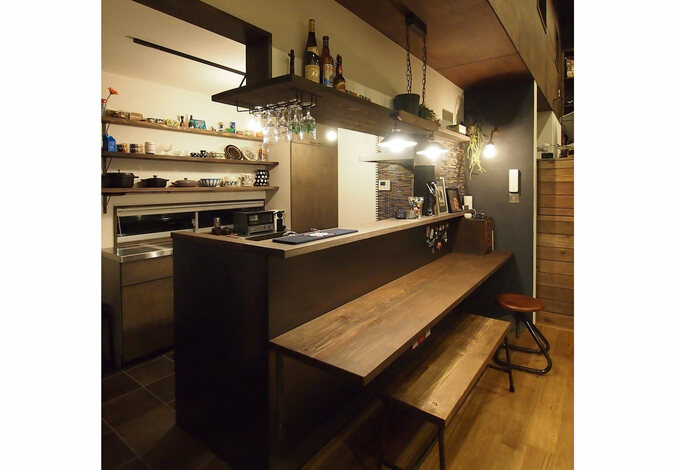 対面式のキッチンは収納が充実 冷蔵庫やレンジなどの家電類は写真の左側にまとめてある 使い勝手を優先しながら手に届く範囲で隠したいものは隠し