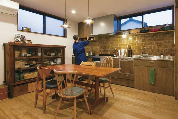 キッチンには平田タイルを採用 ダイニングのチェアは イギリス アーコール社のクエーカー