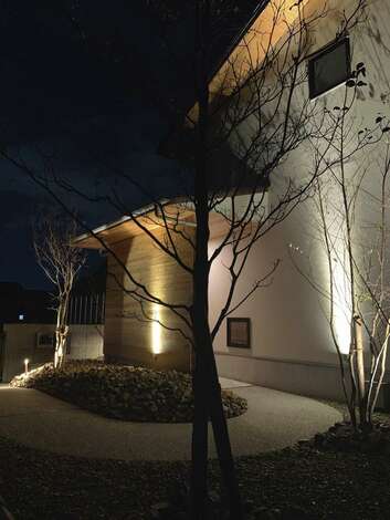 夜の見た目にもこだわり 瀟洒なレストランのように建物をライトアップした外観 ご主人が1日の仕事を終えて帰宅した時も おかえり と語りかけて