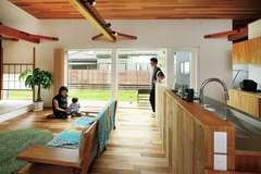 庭と繋がる平屋で アウトドア気分を のびのびと楽しむ