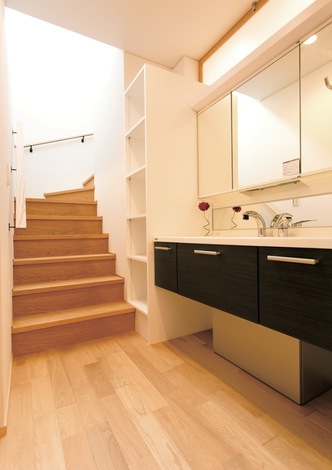 子どもが外から帰ってきてすぐに手を洗う習慣が身につくよう 1階廊下に洗面台を設置 イエタテ