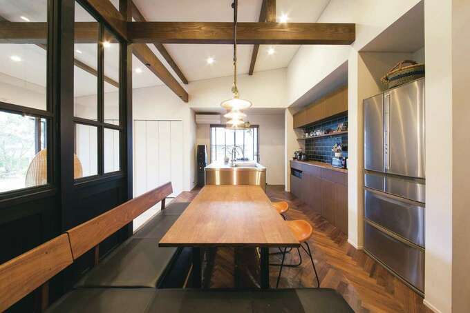 カフェテイストのダイニング 構造的に必要だった柱を逆手にとって リビングとダイニングを分ける黒色のパーテーションを設置 玄関からの目隠しにな