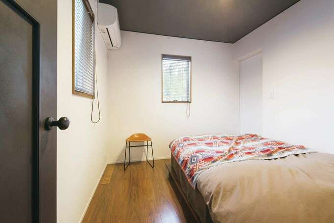 天井とドアにアクセントカラーを施した シンプルながらおしゃれな寝室 奥には4畳のウォークインクローゼットを設けた イエタテ