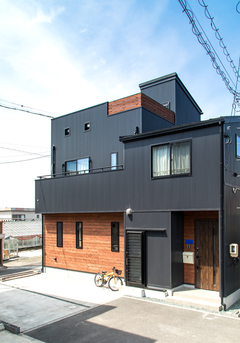 黒い外壁はご主人の希望で 造作の玄関ドアも印象的 イエタテ