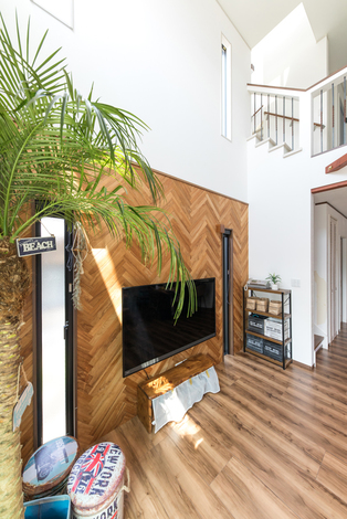 ヘリンボーンの板壁はリビングの顔 イエタテ