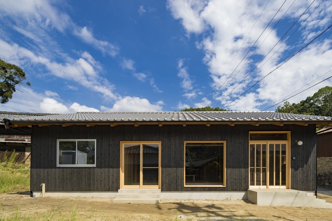 三河杉を使った憧れの焼杉の外壁は 周りの自然にもよく馴染む リビングから土間を通って外に出られるように 上り口を設けた 入った横には薪ストー 三河杉を使った憧れの焼杉の外壁は 周りの自然にもよく馴染む リビングから土間を通って外に出られるように 上り口を設けた 入った横には薪ストー