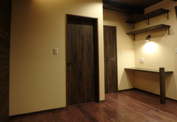 寝室の一角にはご主人の書斎スペースとしてカウンターを造作 落ち着けるワークスペースとして重宝しそう イエタテ