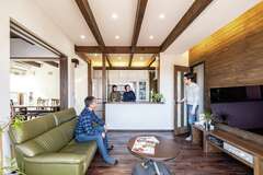 二世帯が安心して快適に暮らす自然素材の和モダン住宅