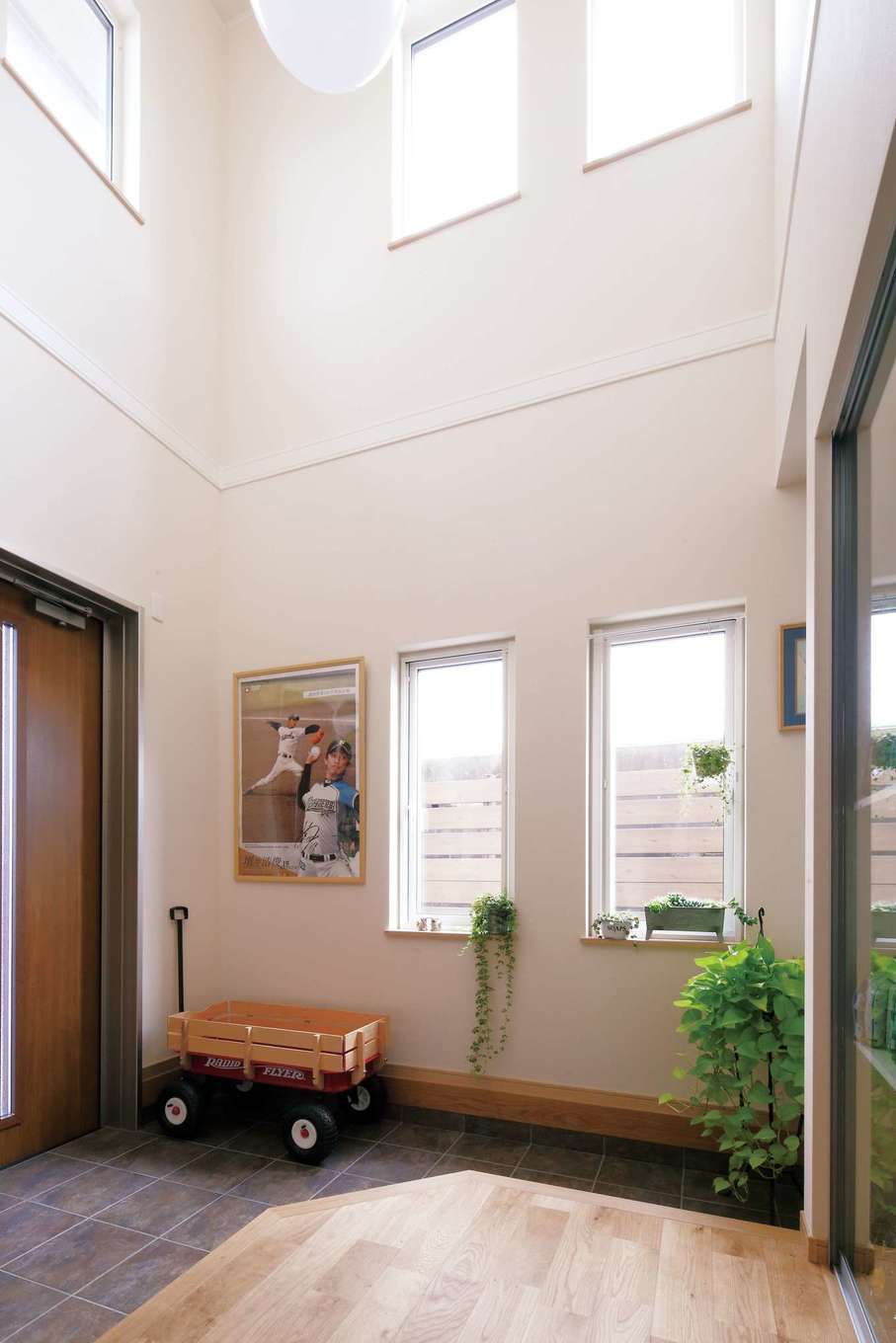 吹き抜けからの光に満たされた玄関 換気システムと組み合わせて吹抜けを設けることで 効率良く家全体を同じ温度に保つ効果が生まれるという利点も