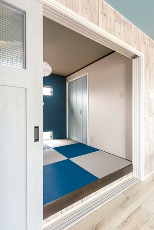 畳や収納扉の色を家全体のテイストに合わせているため 和室も違和感なくldkに溶け込んでいる イエタテ