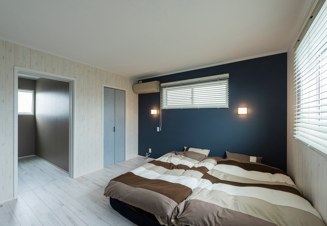 寝室も一面はリビングと同じアンティークブルーに クローゼットとは別に納戸も設け 収納対策も万全に イエタテ