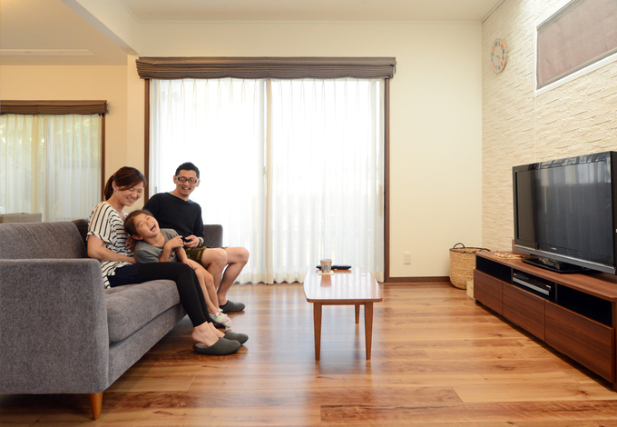 西側上部を吹抜けにしたことでとても明るいリビングに 高天井で開放感を生んだ テレビボードの背面はエコカラットでアクセントに イエタテ