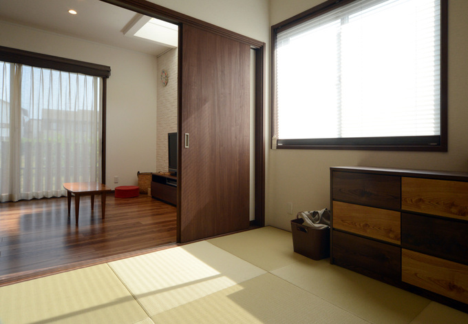 リビングの隣に配置した和室 玄関からldkを通らずに直接入ることもできるよう 廊下側にも扉を設置 客間としても利用できる イエタテ