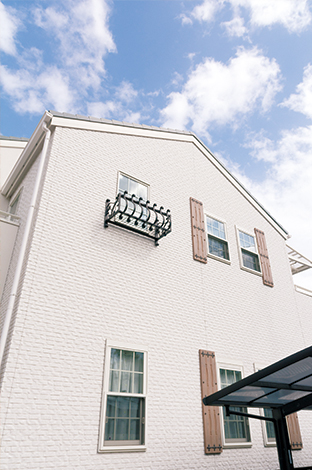 格子の窓や鎧戸 フラワーボックスなどによる演出は 甘くなりすぎるくらいがあるが 素材の組み合わせにより適度な洗練と落ち着きがプラスさ