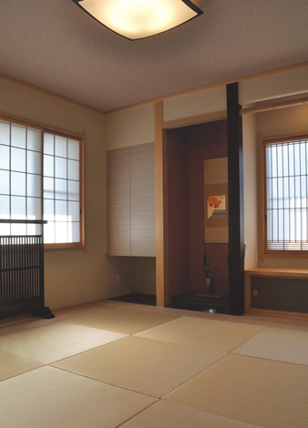 玄関を上がって左手には広い客間を設けた どの窓からも木や花が植えられた庭を眺めることができ 明るい室内もまるで旅館のようなインテリアだ イエ