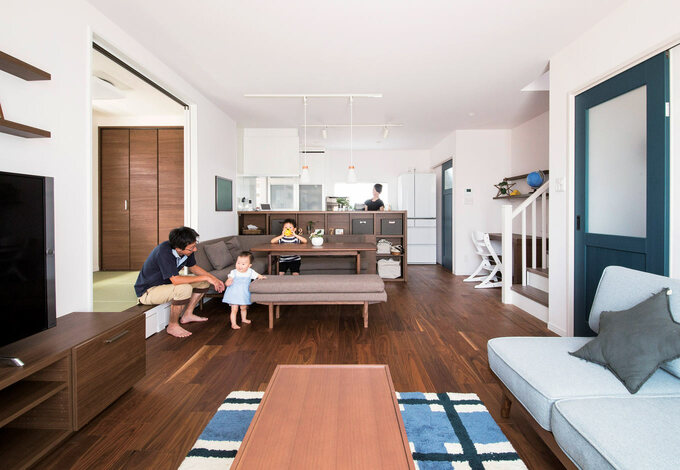 Ldkには 小上がりの和室を併設 寝転がったり ベンチ代わりにしたりと便利だ キッチンカウンターの収納も豊富 イエタテ