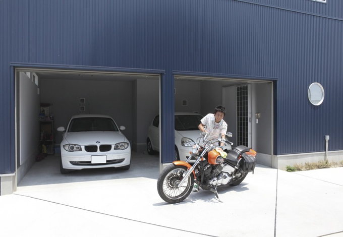 念願のビルドインガレージは車2台に加え バイクやその整備用品なども収納できる大きさ イエタテ 念願のビルドインガレージは車2台に加え バイクやその整備用品なども収納できる大きさ イエタテ