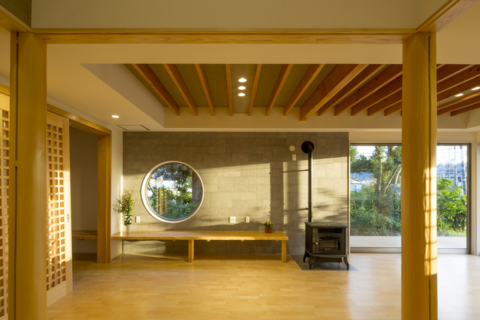 夕日に染まるｌｄｋ 高台にあるので大きなサッシから光がよく入り明るく風通しもよい 天井が高いので空間がとても広く感じられる 調湿消臭効果のあ