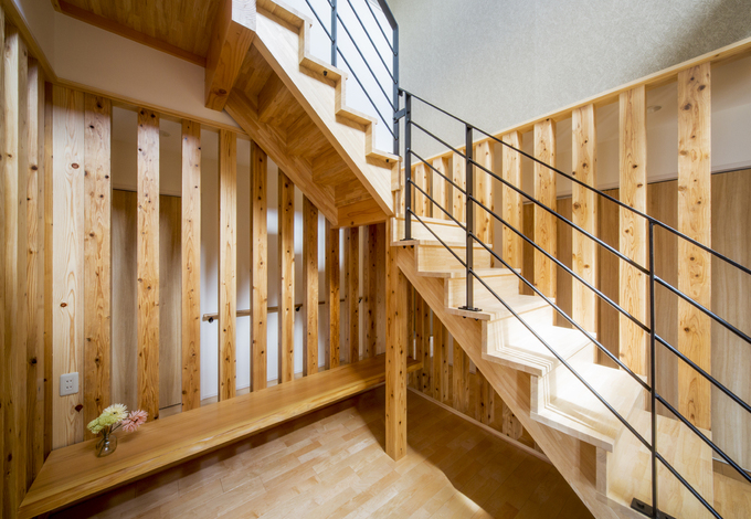 杉柱に囲まれた階段下の空間 銘木無垢カウンターを設置した書斎となっている イエタテ