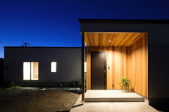 緑豊かな立地でのんびりと暮らす　白い塗り壁と無垢材の平屋