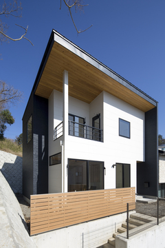 立地条件を生かして建てた 四季の移ろいを感じる家