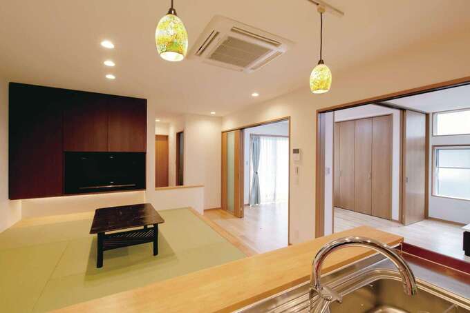 小上がりのダイニングに笑顔が集まる二世帯住宅 ハウジング小林の新築施工例 イエタテ 小上がりのダイニングに笑顔が集まる二世帯住宅 ハウジング小林の新築施工例 イエタテ