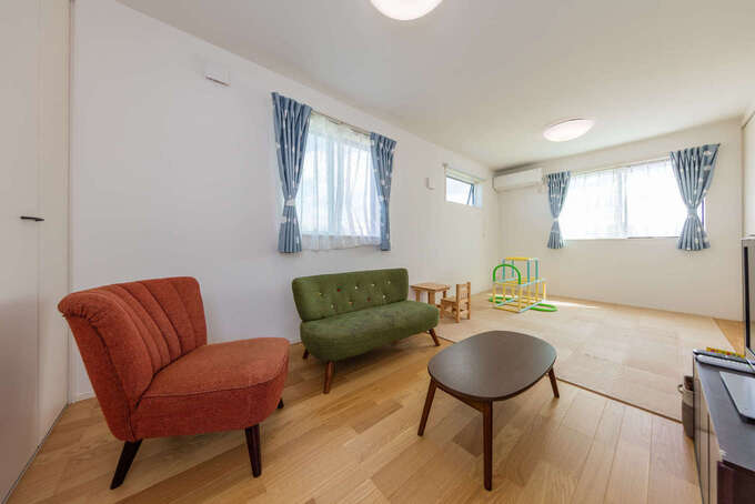 2階の子ども部屋は将来2部屋に仕切ることもでき フレキシブルな利用が可能 現在はまだ子どもが小さいため ソファセットを置いてセカンドリビング