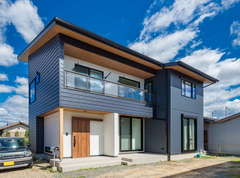 ガルバリウム鋼板とサイディング スギ板張りを組み合わせたスタイリッシュな外観 L字型に突き出た平屋部分はお母さまの居室 イエタテ