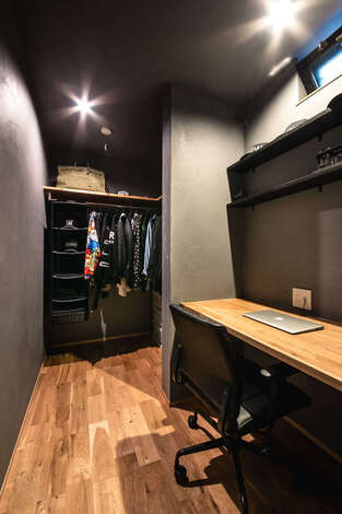 1階には寝室とファミリークローゼットのほか 広さ3畳分の書斎も 奥にはご主人専用のクローゼットまで備えている イエタテ