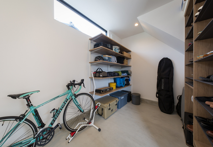 5 5畳の土間収納 ベビーカーや自転車のほか スノボ キャンプ用品といったアウトドアグッズ