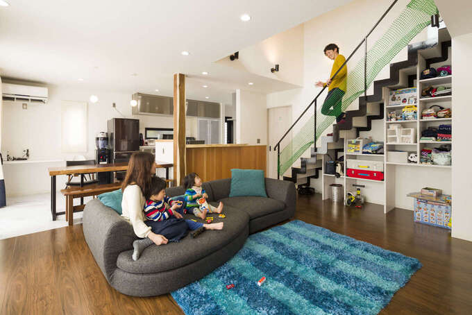 リビング階段と吹き抜けが家中を一体化させる 広々としたldk 階段下にはたっぷり収納できるラックを造作してもらい 1段目の下にはロボット掃除