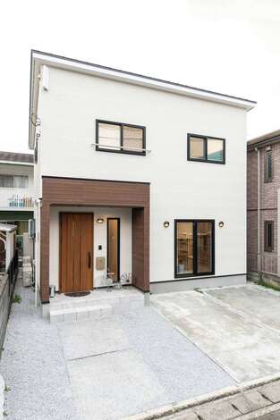 外観もシンプルに。古くからの家が多い閑静な住宅街にも、すっとなじむ