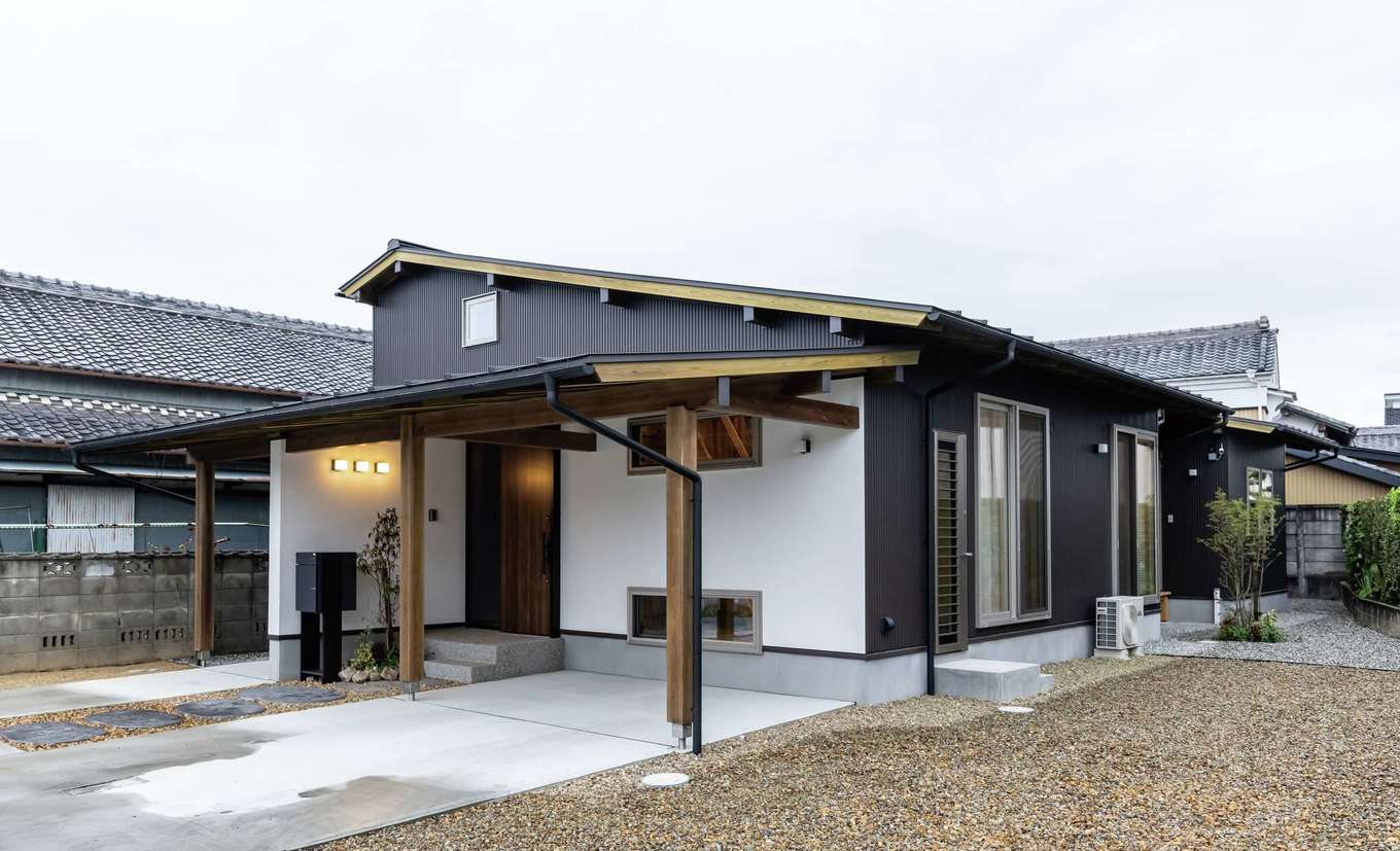 台形の敷地に建てたシンプルモダンの平屋建て イエタテ