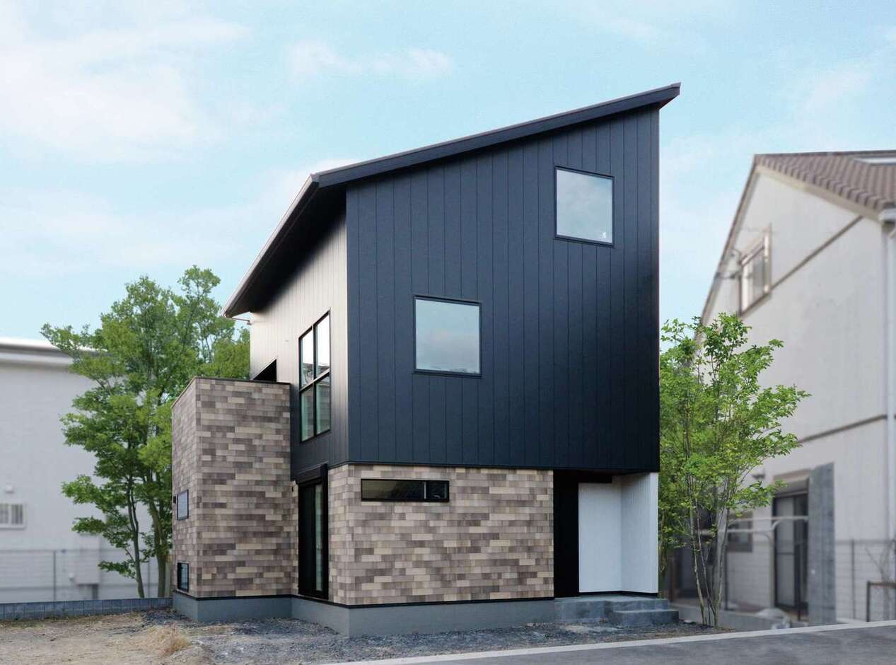 ガルバリウム鋼板と木目調のサイディングを組み合わせた山小屋風デザインの外観 静鉄ホームズ わたしの住まい みんなの暮らし