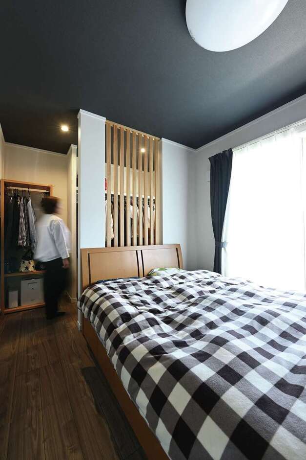 天井の黒いクロスでリラックス効果を高めた主寝室 ウォークインクローゼットを木格子でやわらかく目隠しすると同時に 空間のアクセントに