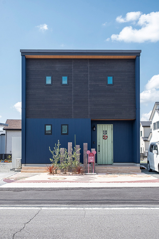 Viento はsさんが思い描いていた理想通りの シンプルなキューブ型の外観 ツートンカラーはカスタマイズで 外構のデザインもおしゃれに